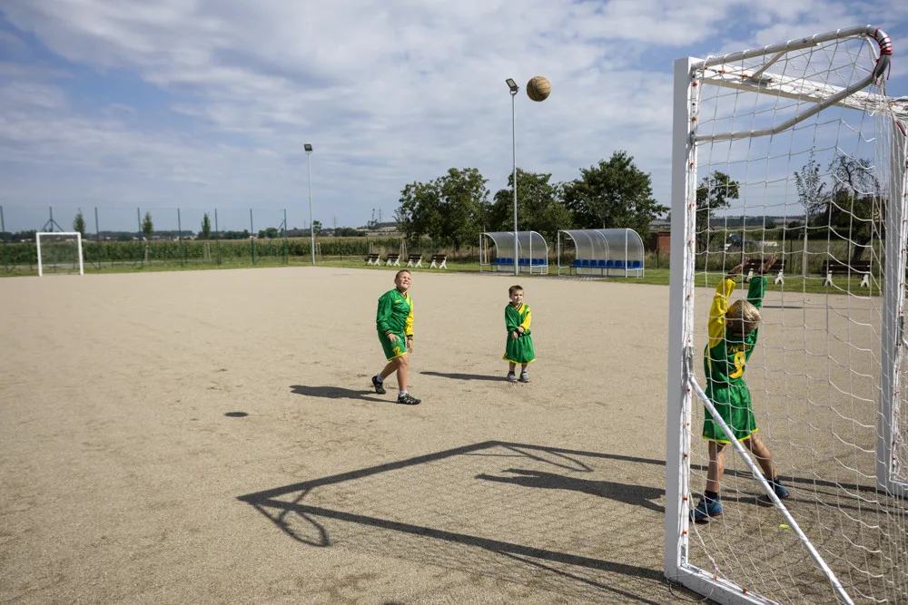Nový areál v Dluhonicích slouží sportovcům i kultuře. Na druhém konci obce kvapí stavba D1
