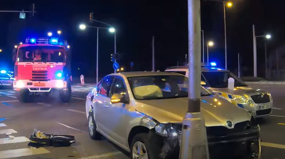 VIDEO: Olomoučtí policisté jeli k bitce, nakonec museli poskytovat první pomoc zraněným u nehody