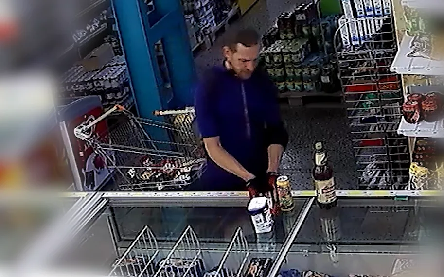 VIDEO: V souvislosti se ztracenou platební kartou policie pátrá po totožnosti neznámého muže