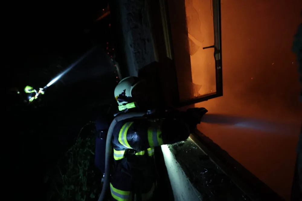 VIDEO: Blesky při noční bouřkách zapálily dvě střechy. Hasiči zasahovali ve Šternberku a Dolní Sukolomi