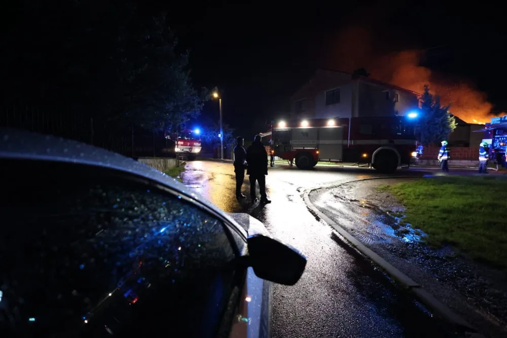 VIDEO: Blesky při noční bouřkách zapálily dvě střechy. Hasiči zasahovali ve Šternberku a Dolní Sukolomi