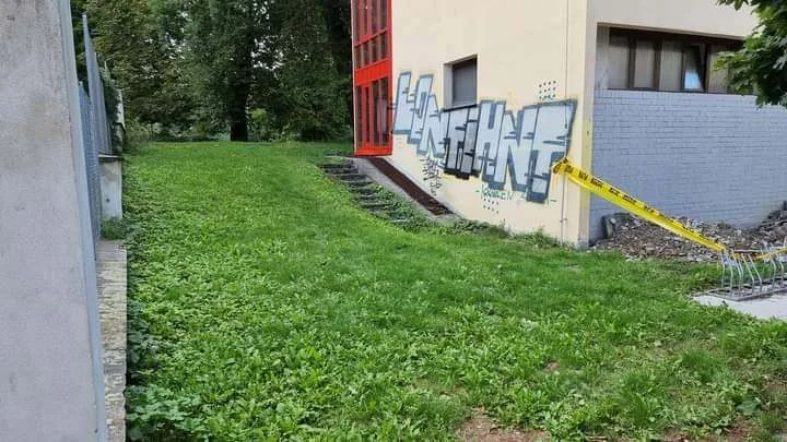 Přemalovává graffiti poničené zdi v Olomouci. Je to jenom na nás, míní Josef Kovář.
