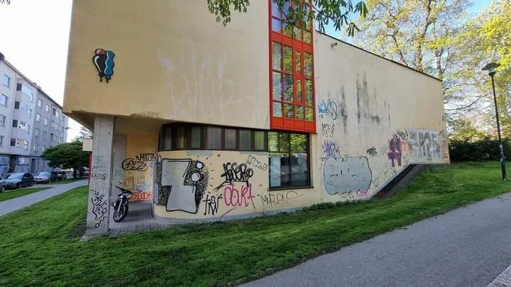Přemalovává graffiti poničené zdi v Olomouci. Je to jenom na nás, míní Josef Kovář.