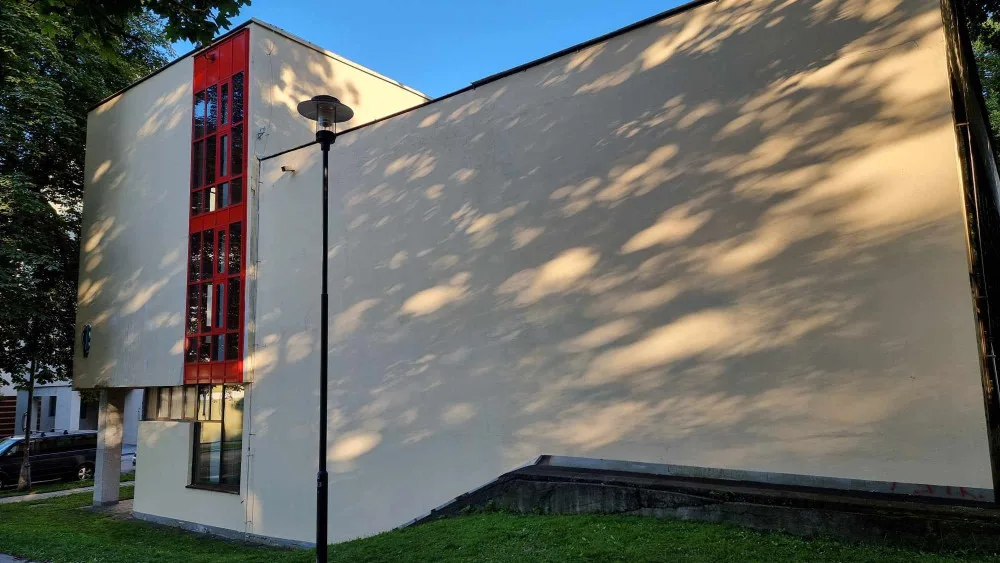 Přemalovává graffiti poničené zdi v Olomouci. Je to jenom na nás, míní Josef Kovář.
