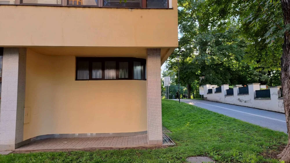 Přemalovává graffiti poničené zdi v Olomouci. Je to jenom na nás, míní Josef Kovář.