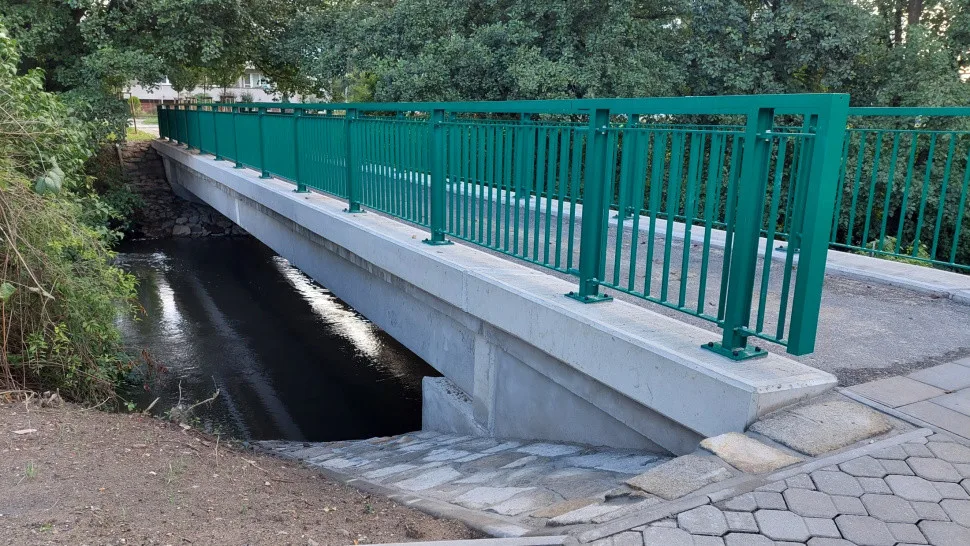 Cesta z Lazců do centra je rychlejší. Radnice nechala opravit lávku přes Mlýnský potok