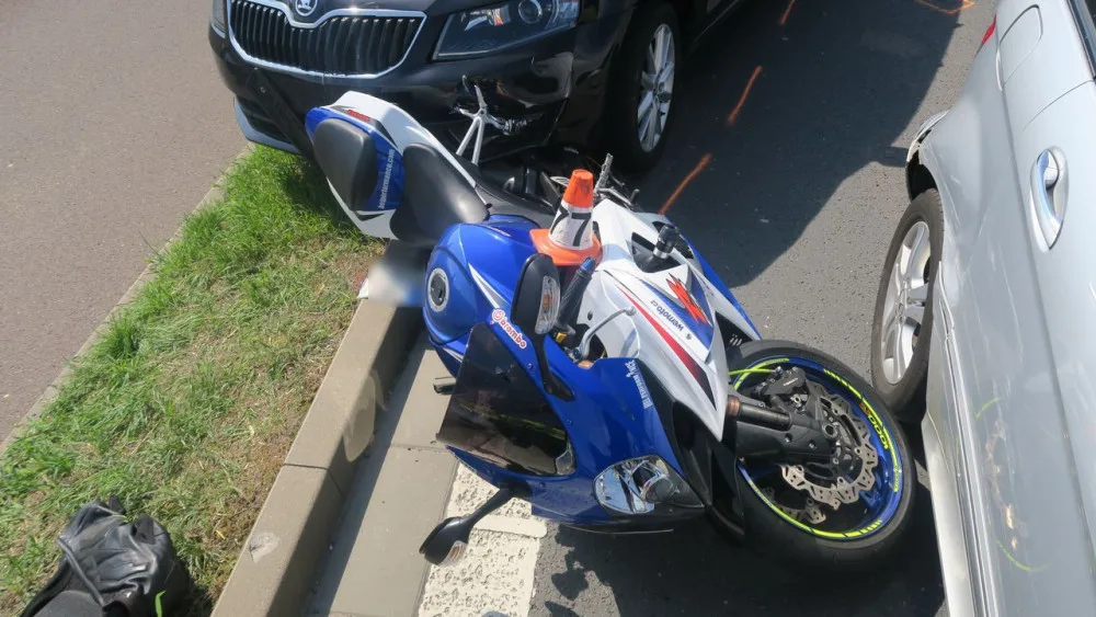 Řidič Volva způsobil v Rapotíně nehodu pěti aut a jedné motorky. Naštěstí to bylo bez zranění