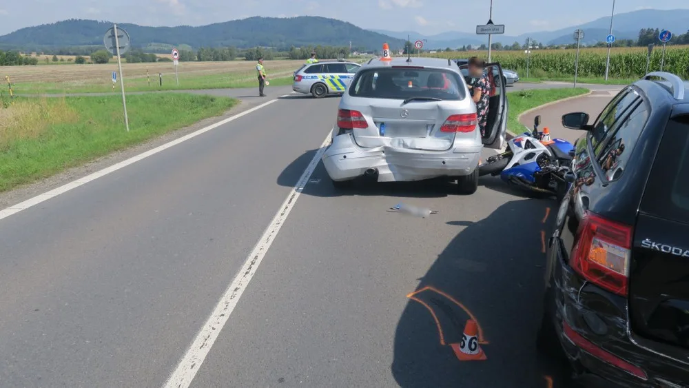 Řidič Volva způsobil v Rapotíně nehodu pěti aut a jedné motorky. Naštěstí to bylo bez zranění