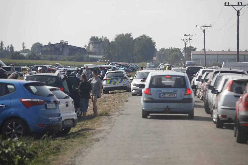 Kvůli samosběru zeleniny musela policie uzavřít silnici u Vojnic. Na pole přijelo několik set aut