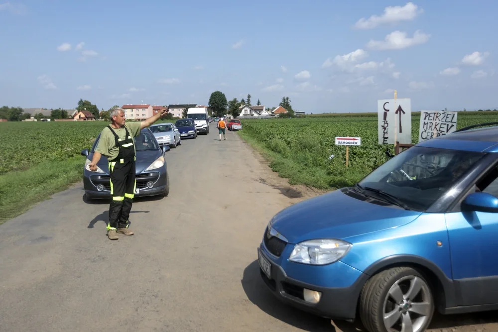 FOTO: Tři hodiny ve frontě a dopravní kolaps. Moc mě to mrzí, říká k extrémnímu samosběr pěstitel z Hané