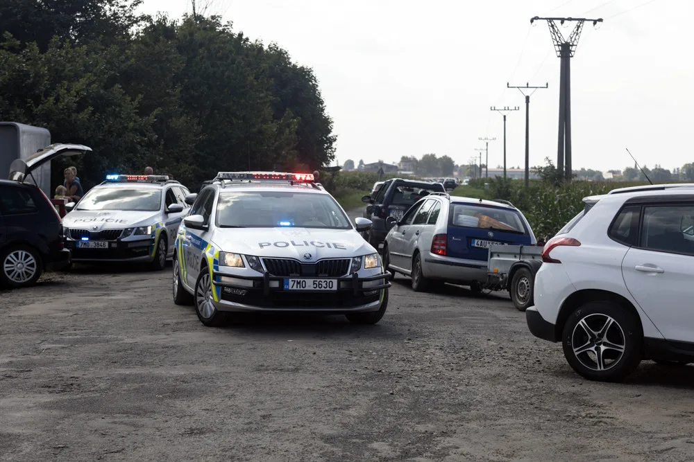 FOTO: Tři hodiny ve frontě a dopravní kolaps. Moc mě to mrzí, říká k extrémnímu samosběr pěstitel z Hané