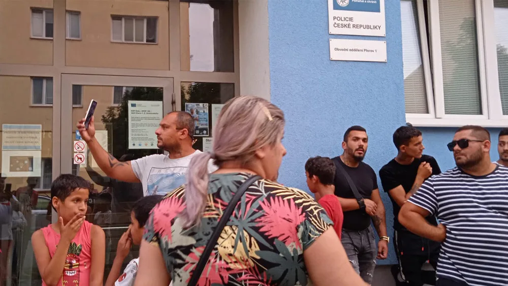 Romové kvůli sporu mezi dětmi protestovali před policejní služebnou v Přerově