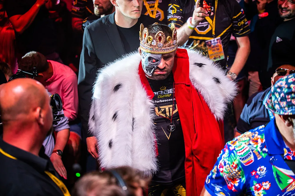 Karlos Vémola při předzápasovém nástupu