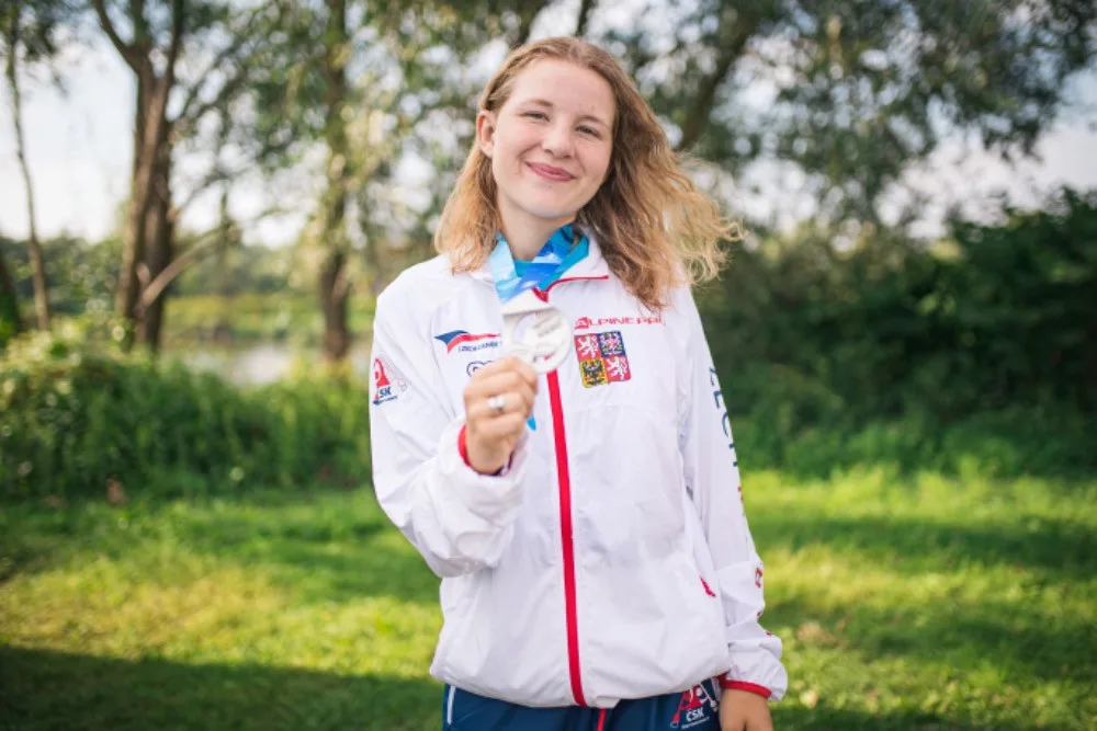 Trojnásobný zlatý triumf. Vodní slalomářka Klára Kneblová zvládla boj s bolestí i světovou konkurencí