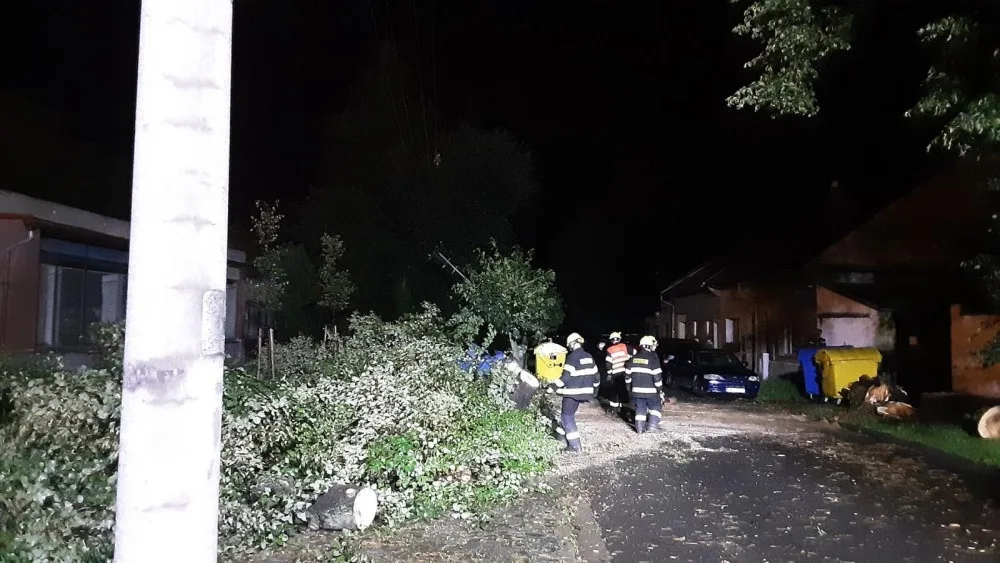 Bouřková smršť zasáhla Olomoucký kraj. Hasiči v noci řešili přes sto padesát událostí