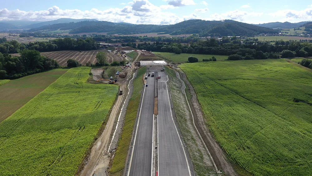 Obchvat Bludova z ptačí perspektivy. Klíčová stavba na Šumpersku je ve finální fázi
