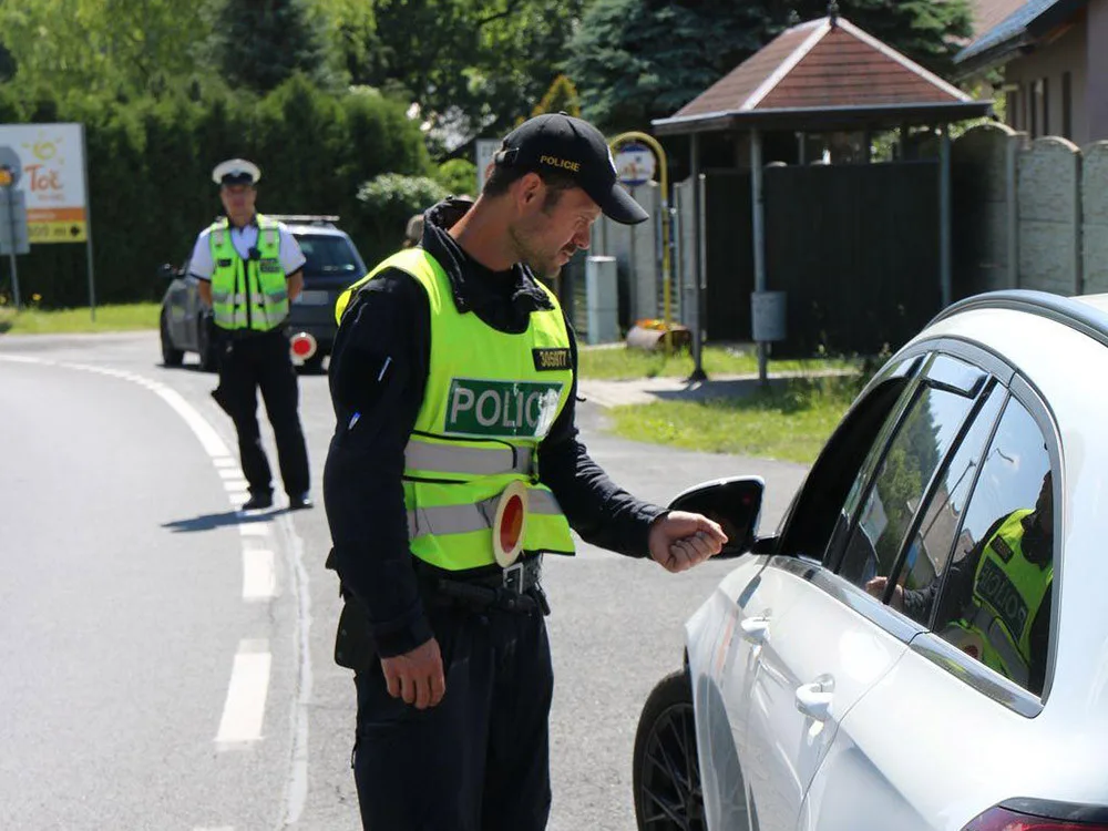 Pět set kontrol i služební pes v akci. Policisté se zaměřili na technoparty u Jeseníku