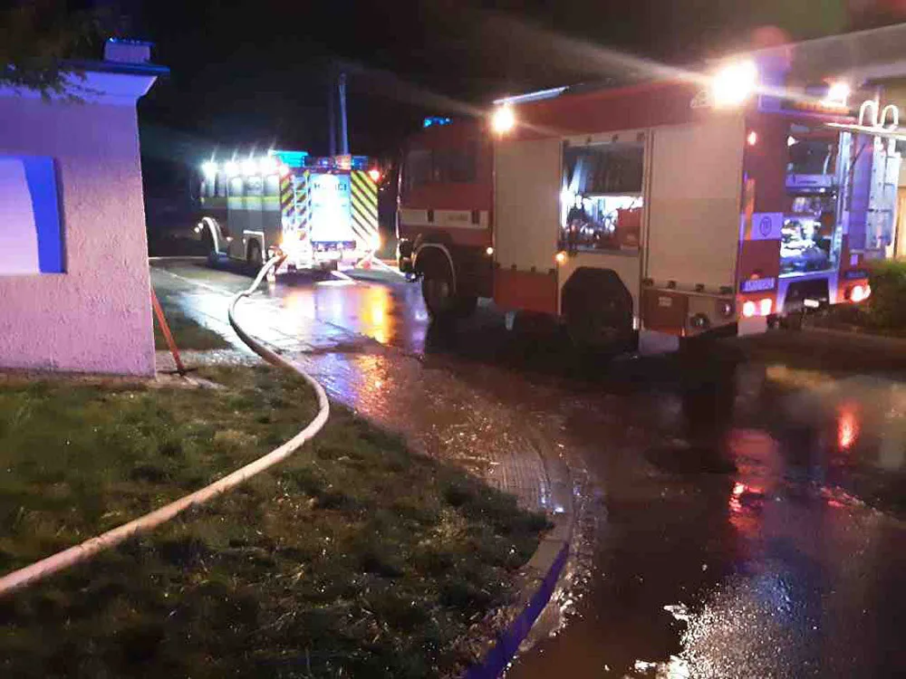 Voda z polí zalila sklepy ve dvou obcích u Olomouce. Hasiči zachraňovali i dodávku z podjezdu