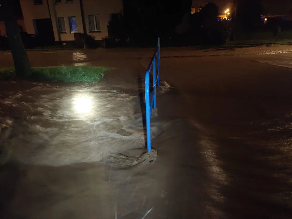 Voda z polí zalila sklepy ve dvou obcích u Olomouce. Hasiči zachraňovali i dodávku z podjezdu