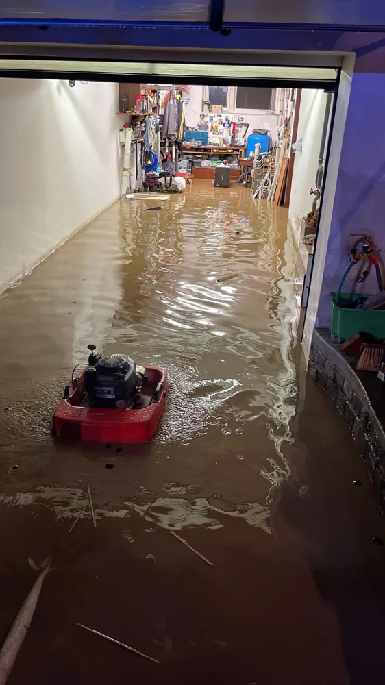 Voda z polí zalila sklepy ve dvou obcích u Olomouce. Hasiči zachraňovali i dodávku z podjezdu