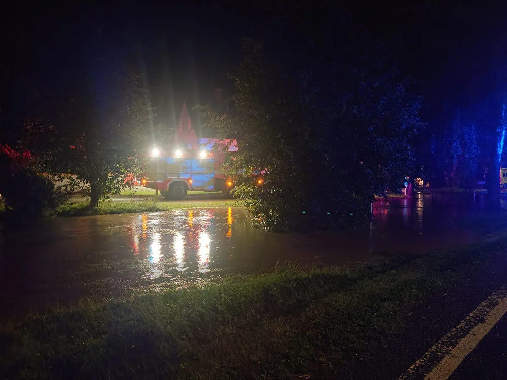 Voda z polí zalila sklepy ve dvou obcích u Olomouce. Hasiči zachraňovali i dodávku z podjezdu