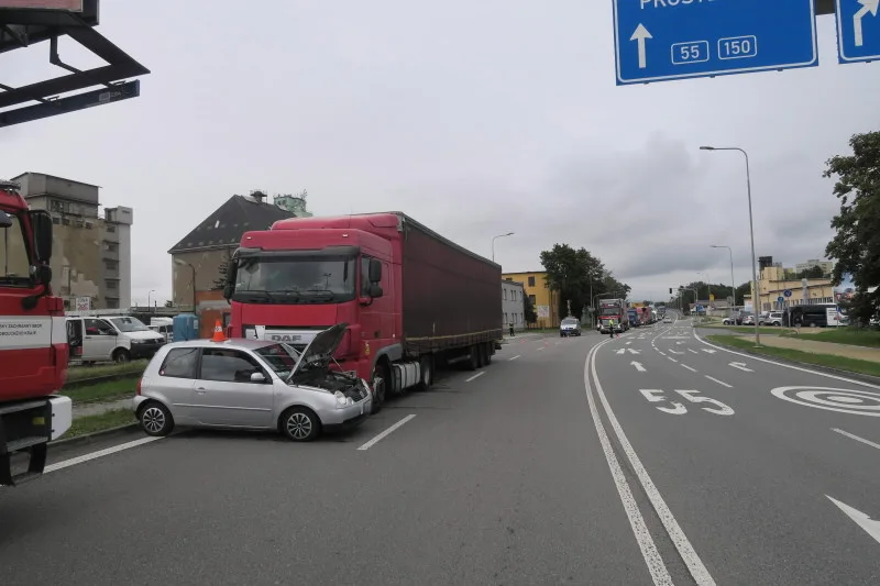Kamion v Přerově před sebou hrnul malé auto desítky metrů, řidička musela do nemocnice
