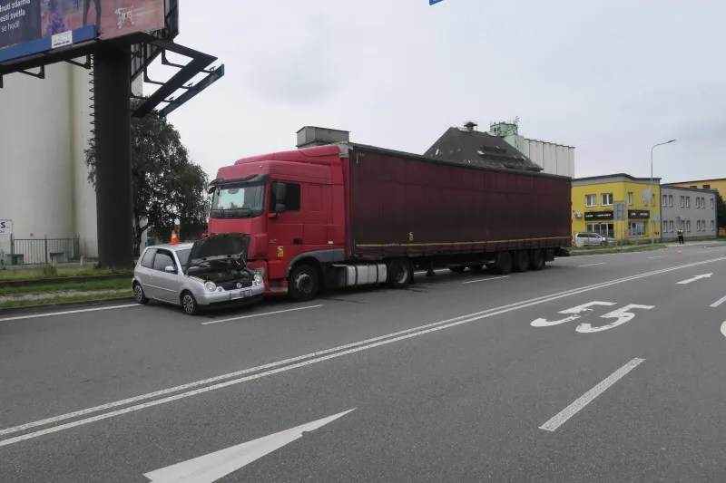 Kamion v Přerově před sebou hrnul malé auto desítky metrů, řidička musela do nemocnice
