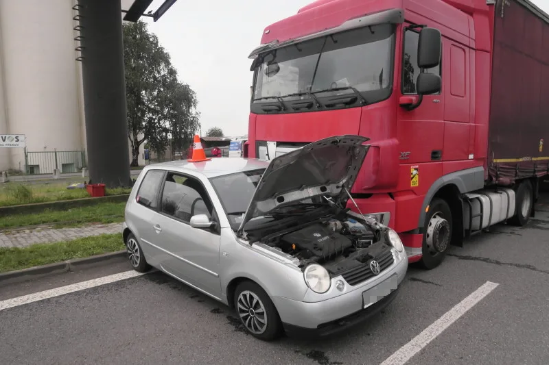 Kamion v Přerově před sebou hrnul malé auto desítky metrů, řidička musela do nemocnice