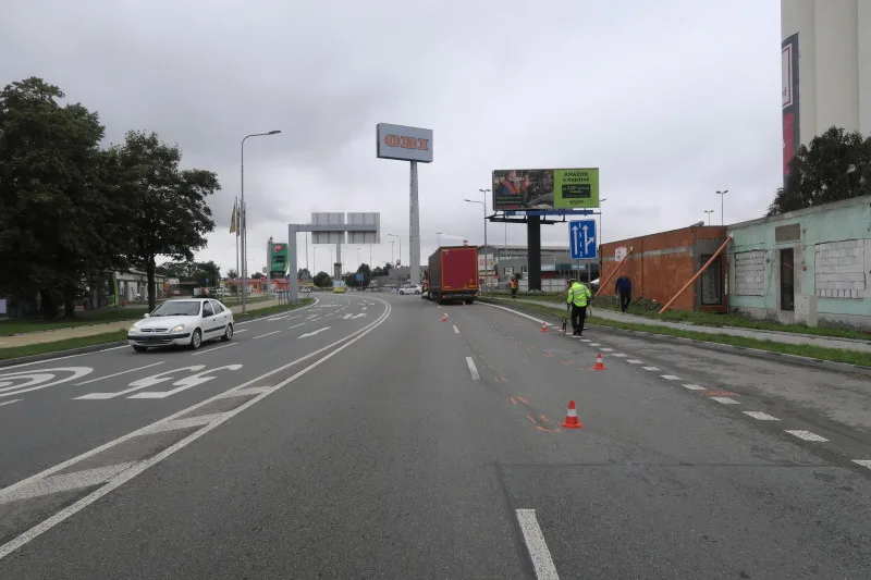 Kamion v Přerově před sebou hrnul malé auto desítky metrů, řidička musela do nemocnice