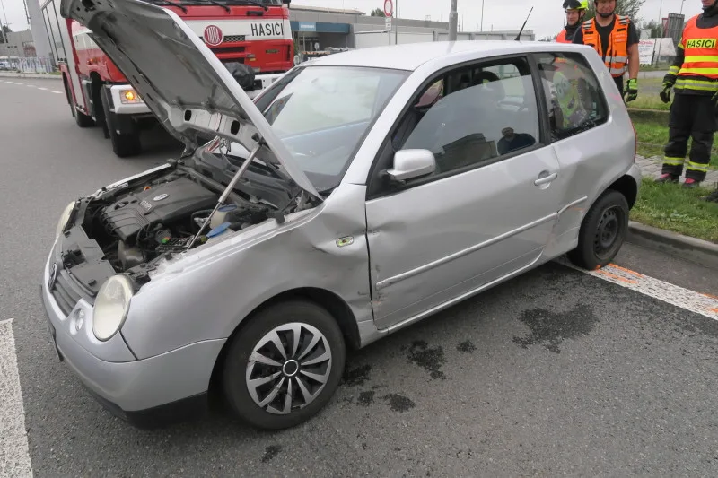 Kamion v Přerově před sebou hrnul malé auto desítky metrů, řidička musela do nemocnice