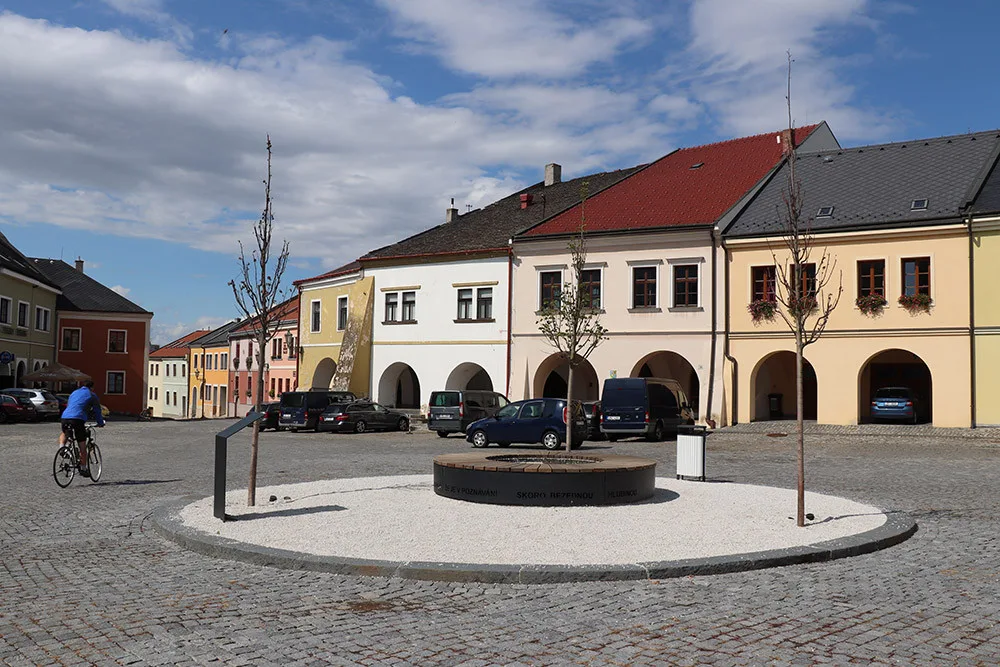 Po několika měsících od instalace reklamuje Přerov repliku studny na Horním náměstí