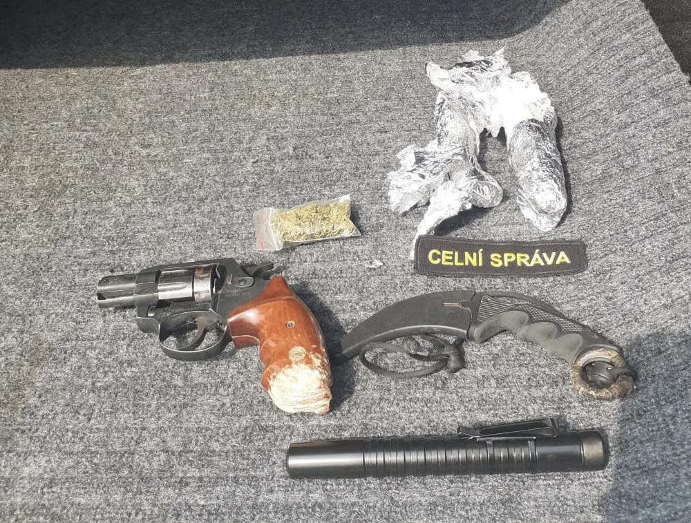 VIDEO: Pašerák drog na dálnici u Olomouce předstíral záchvat. Pak se snažil zničit pervitin a uprchnout