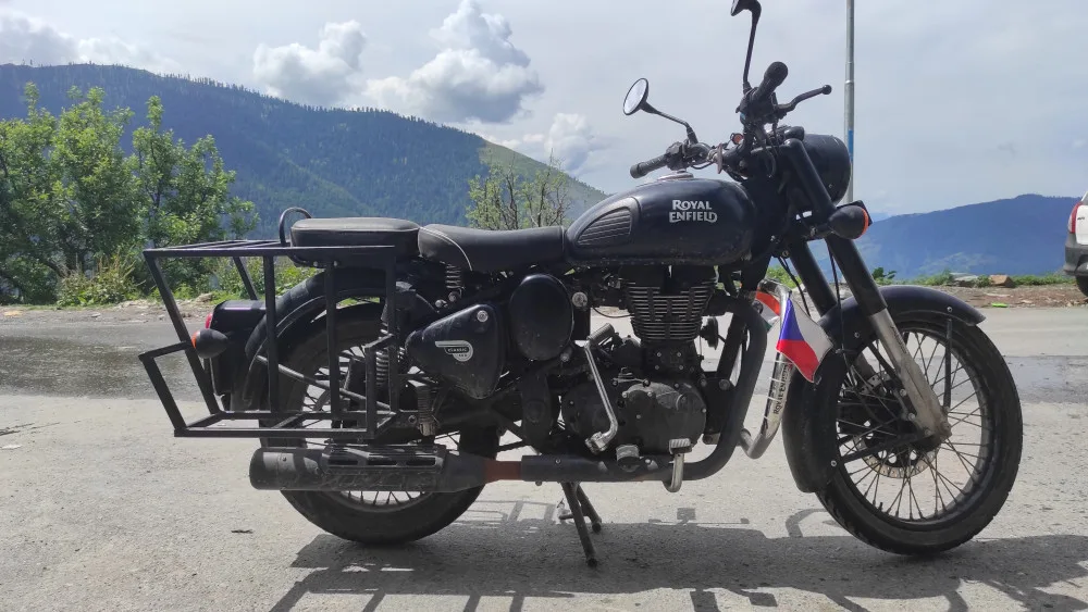 Koupil v Indii motorku a dojel až do Čech, byla to strastiplná cesta s úředními nástrahami i pekelným počasím