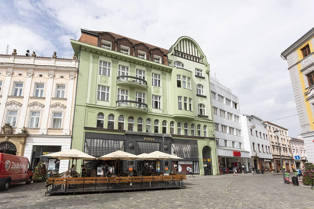 Budova s uzavřenou pobočkou České pošty na Horním náměstí v Olomouci