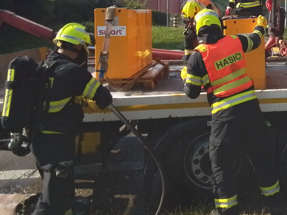 U obchodního centra v Prostějově z kamionu unikla kyselina sírová. Hasiči povolali chemický kontejner