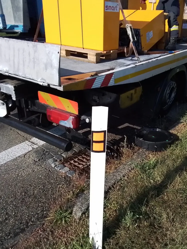 U obchodního centra v Prostějově z kamionu unikla kyselina sírová. Hasiči povolali chemický kontejner