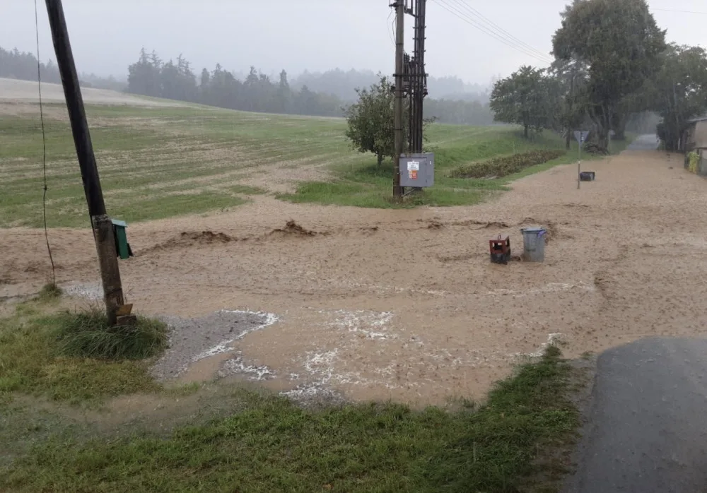 Na Konicku silná bouřka vyplavila několik obcí. Hasiči čerpají vodu ze sklepů a garáží