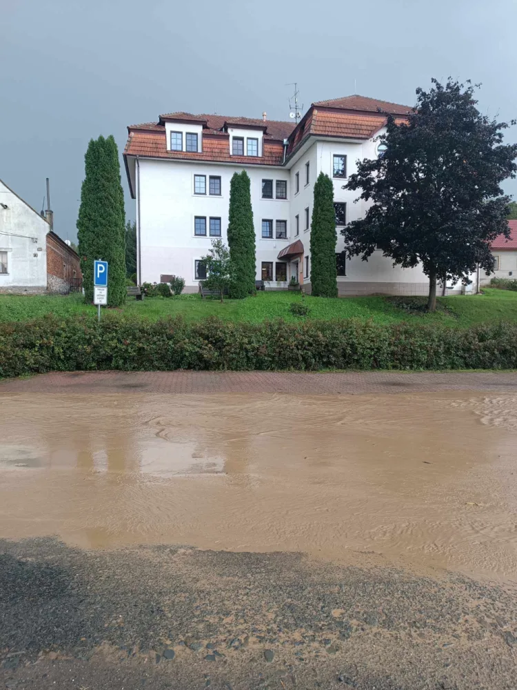 Na Konicku silná bouřka vyplavila několik obcí. Hasiči čerpají vodu ze sklepů a garáží
