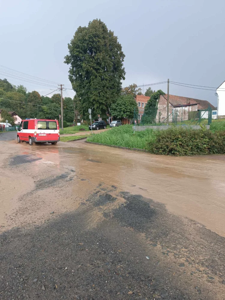Na Konicku silná bouřka vyplavila několik obcí. Hasiči čerpají vodu ze sklepů a garáží