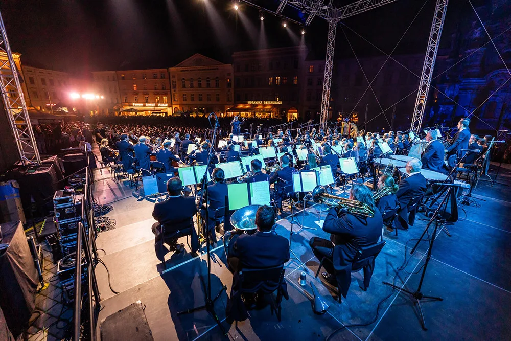 Moravská filharmonie při koncertu na Horním náměstí před budovami Moravského divadla a filharmonie - ilustrační foto