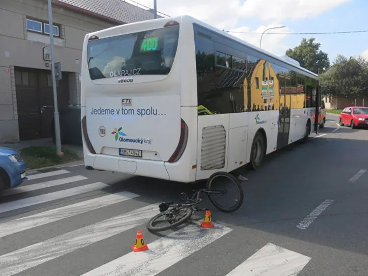 Devítiletá dívka na kole zatočila pod autobus, těžký vůz jí přejel nohu