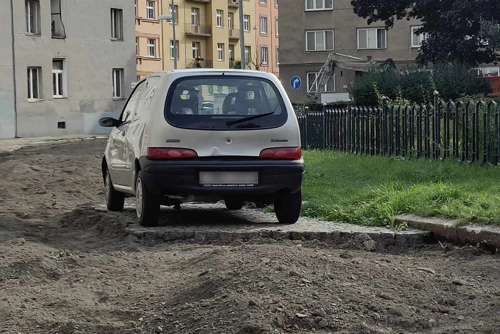 V zóně stavby se neparkuje. Malý Fiat na dlážděném ostrůvku pobavil Olomoučany