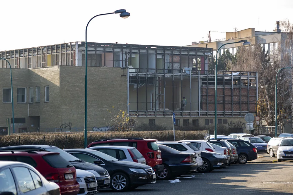 Původní budova v areálu Envelopa v úvodní fázi demolice na konci roku 2021