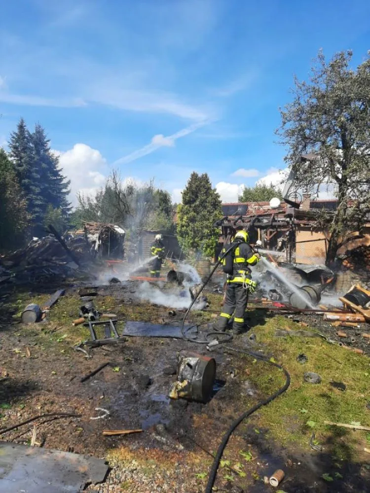 Dům, který včera vybuchl v Otinovsi, dál hlídají policisté. Dvě velké exploze a mrak dýmu, popsali svědci