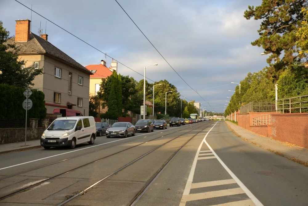 FOTOGALERIE: Přes Olomouc po objížďkách. Uzavírka průtahu v ranní špičce otestovala řidiče