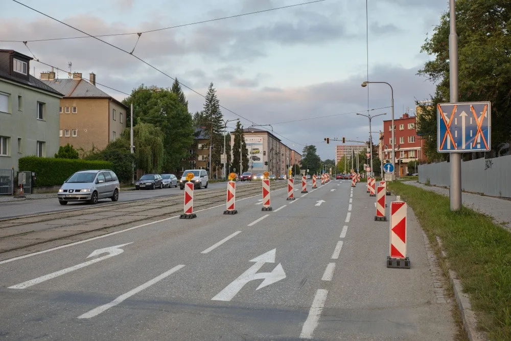 FOTOGALERIE: Přes Olomouc po objížďkách. Uzavírka průtahu v ranní špičce otestovala řidiče