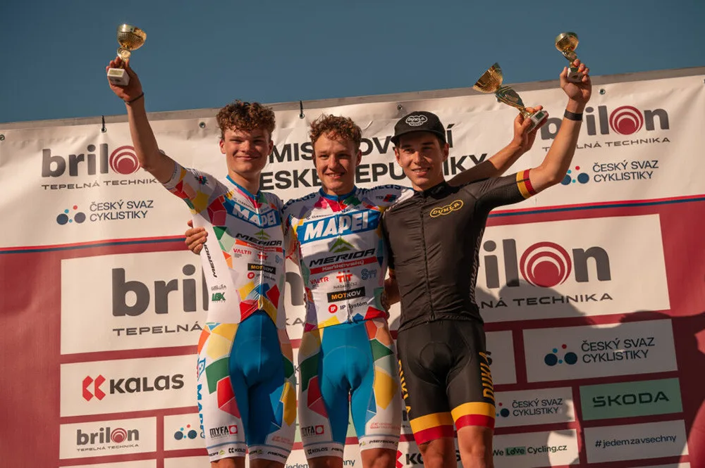Vítězství. Celkový triumf v Českém poháru si vychutnali junioři Štěpán Zahálka (uprostřed) a Jan Bittner (vlevo).