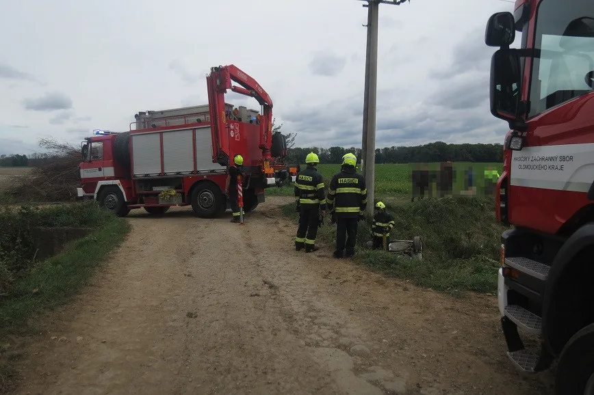 Senior z Olomoucka nechal vyzkoušet auto mladou dívku, z potoka je zachraňovali hasiči