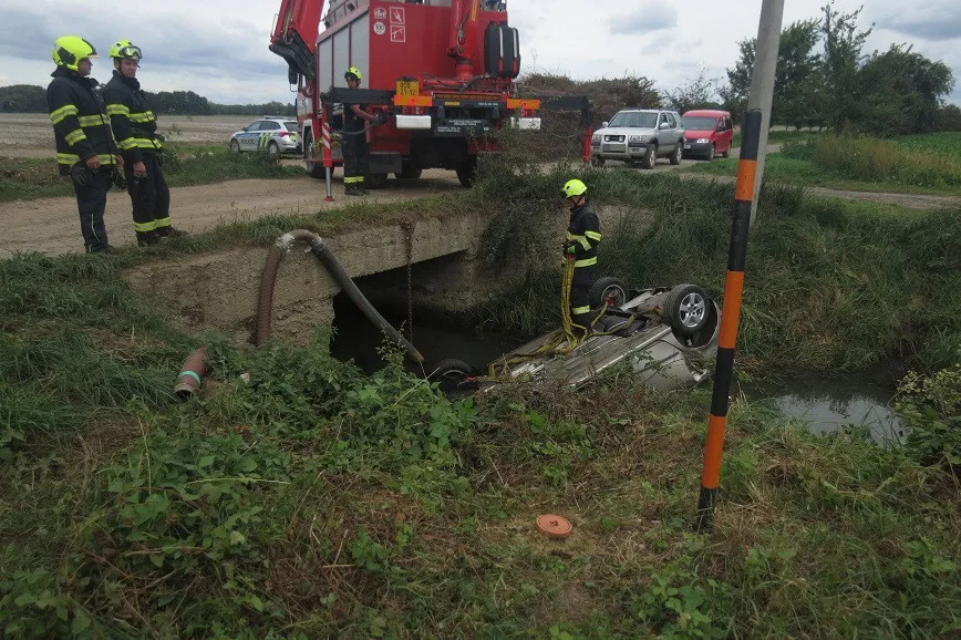 Senior z Olomoucka nechal vyzkoušet auto mladou dívku, z potoka je zachraňovali hasiči