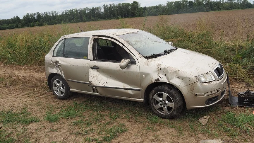 Senior z Olomoucka nechal vyzkoušet auto mladou dívku, z potoka je zachraňovali hasiči